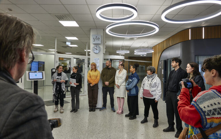 Yli 10 000 allekirjoittajaa vaatii Israelin boikotoimista Euroviisuissa – eturivin artistit luovuttivat vetoomuksen Ylelle