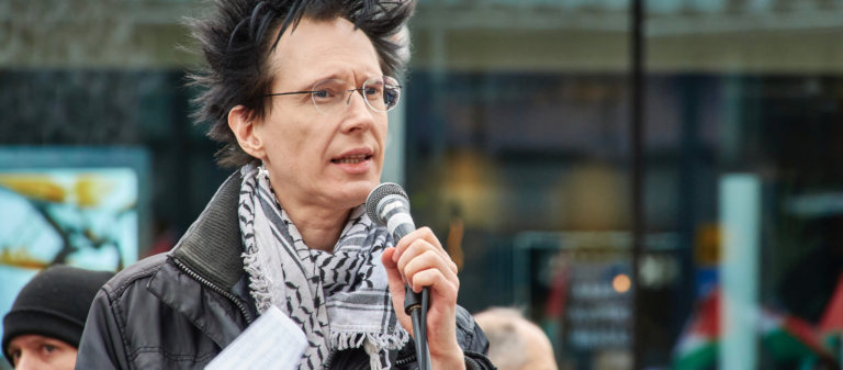 Syksy Räsäsen puhe Hands Off Iran-mielenosoituksessa 28.3.2026